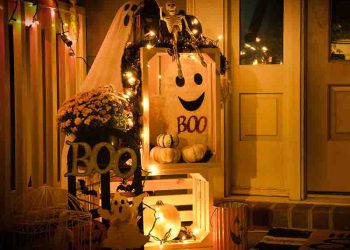 Outdoor halloween decor and lights
