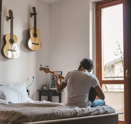 more-living-room_guitar player