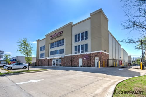 Self Storage Units From 31 At 2721 White Settlement Rd In Fort Exterior Of A Multi Story Cubesmart Self Storage Facility In Fort Worth Tx