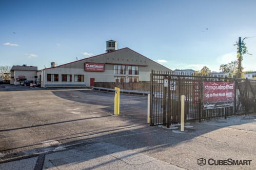 Self Storage Units From 117 At 1170 Atlantic Avenue In Baldwin Exterior Of A Multi Story Cubesmart Self Storage Facility In Baldwin Ny