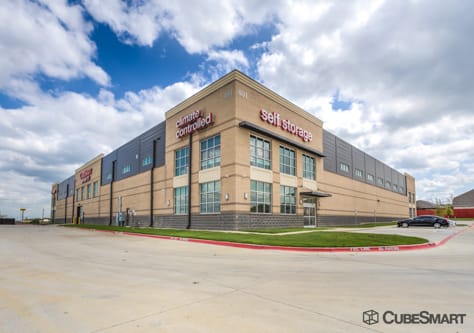 Self Storage Units From 36 At 401 W Rendon Crowley Rd In Fort Exterior Of A Multi Story Cubesmart Self Storage Facility In Fort Worth Tx