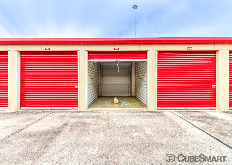 SelfStorage Units at 3045 Business Center Dr in Pearland, TX CubeSmart