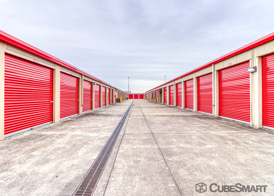 SelfStorage Units at 3045 Business Center Dr in Pearland, TX CubeSmart
